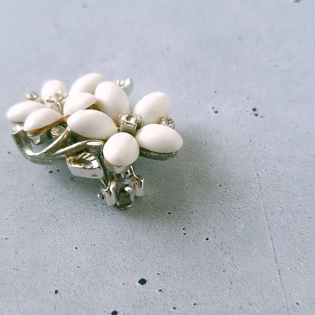 LISNER》 white plastic flower clear rhinestone リスナー