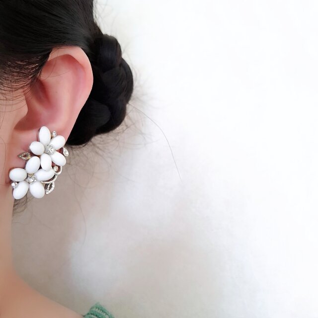 LISNER》 white plastic flower clear rhinestone リスナー