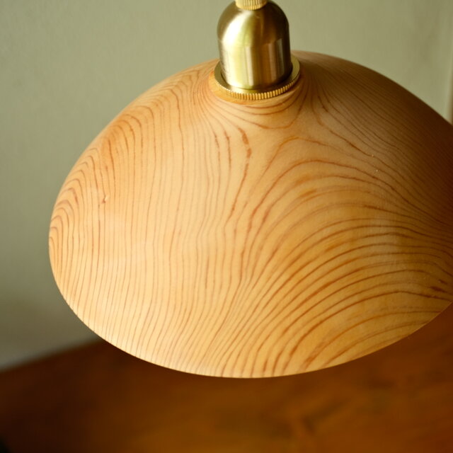 夜の輪郭をやわらかく描く、天竜ヒノキのランプシェード｜21.5cm