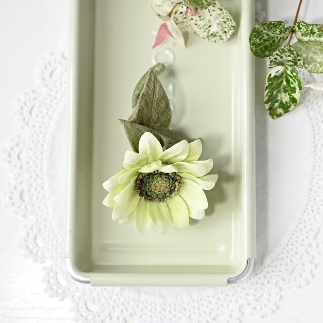 布花 お洋服に合わせやすい、やさしいグリーンイエローのひまわりの