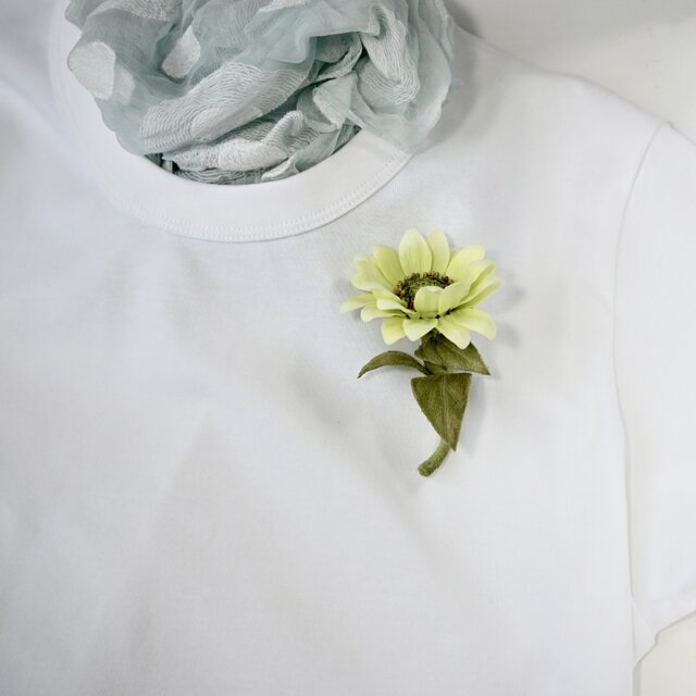 布花 お洋服に合わせやすい、やさしいグリーンイエローのひまわりの