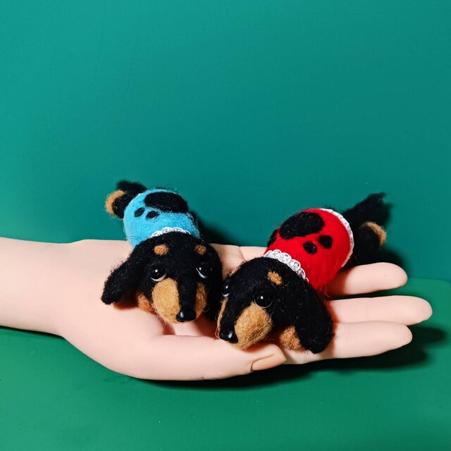 羊毛フェルト ミニチュアダックスフンド 2匹セット ハートの下敷き付き