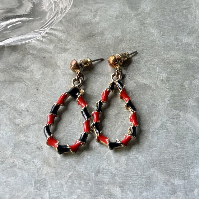 P794-ヴィンテージピアス U.S.A. 1980's Red and Black Enamel Twisted