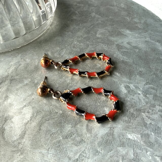 ピアス　No.4982 P794-ヴィンテージピアス U.S.A. 1980's Red and Black Enamel Twisted