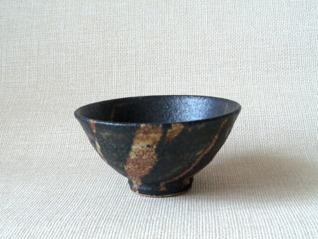 黒釉 手作り茶碗 抹茶碗 rustic 黒茶碗 陶芸作家印 黒釉抜絵抹茶盌c | iichi 日々の暮らしを心地よくするハンドメイドや