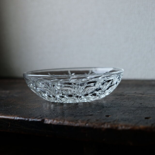 見込みに花文様◇丸尽くし。プレスガラス深皿 丁寧な暮らしに。古民家