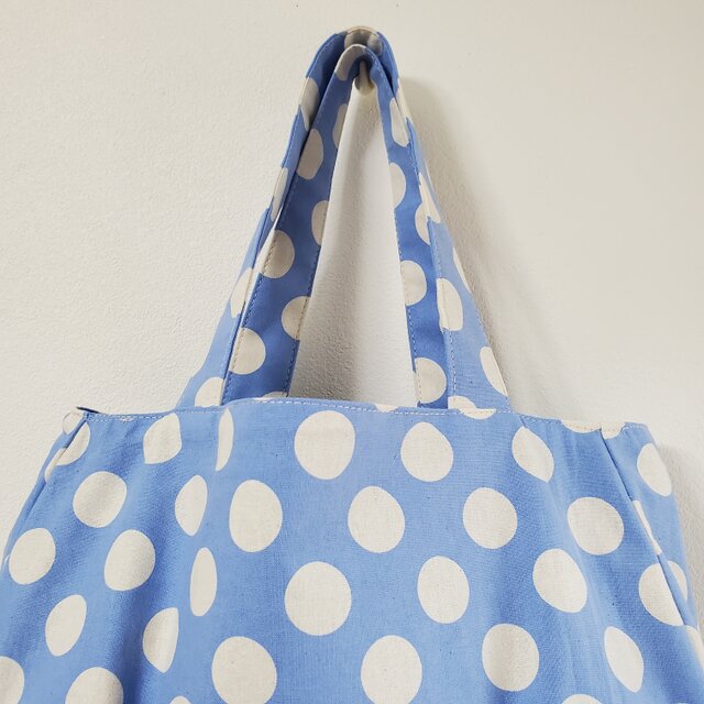 国内即完売　 ドット柄 Mサイズ 水色 普段使いのマチたっぷりトートバッグ 水色 ドット柄 | iichi 日々の
