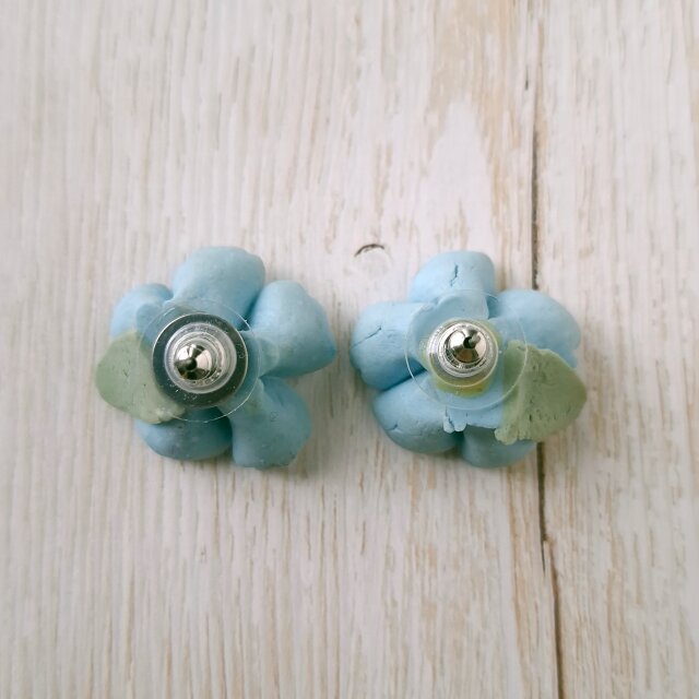 light blue white cold porcelain flower ヴィンテージピアス | iichi