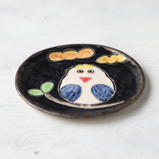 暗闇の中の白い小鳥・手描き絵皿 | iichi 日々の暮らしを心地よくする