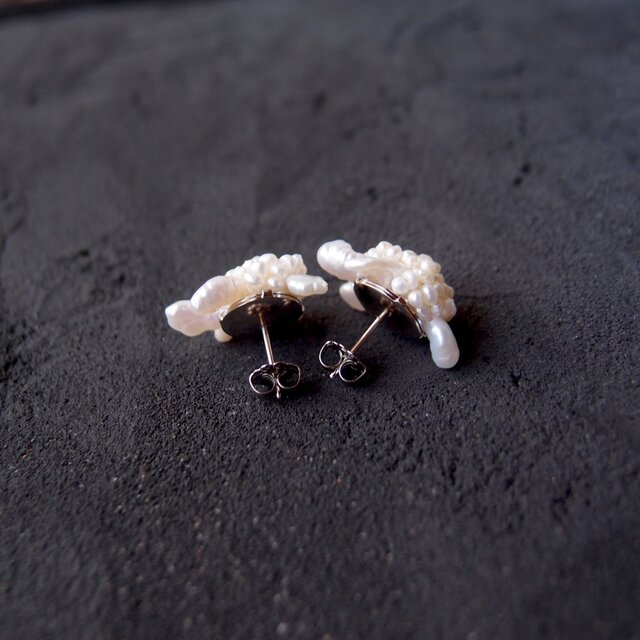 真珠刺繍／ピアス】Hydrangea Earrings／シードパール スタッドピアス 