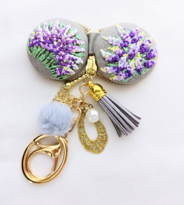 ラベンダーと小花の刺繍マカロンポーチキーホルダー | iichi 日々の
