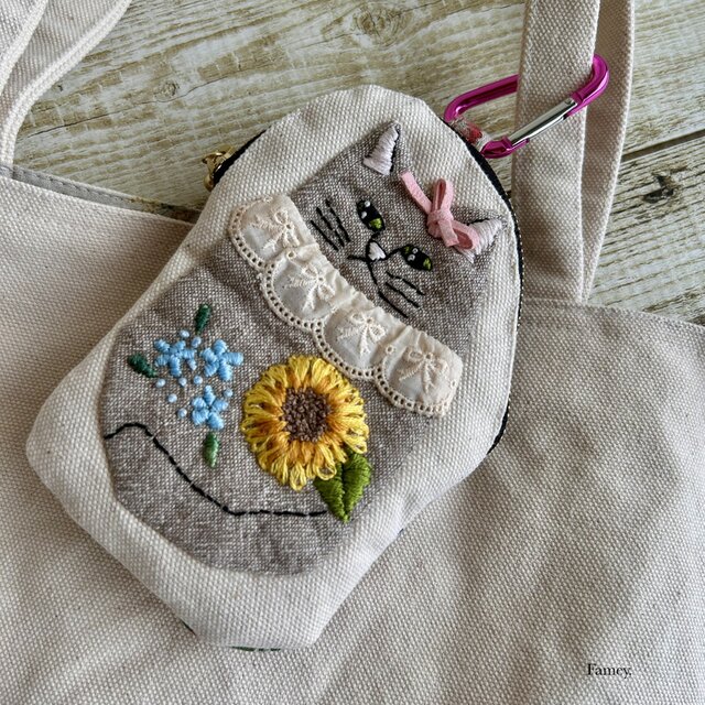 大人かわいい手刺繍猫ちゃんと向日葵×ブルースターの小さめポーチ