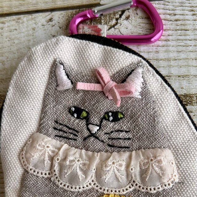大人かわいい手刺繍猫ちゃんと向日葵×ブルースターの小さめポーチ