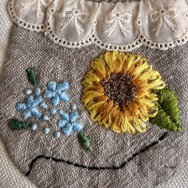 あ*こ様 ハンドメイド　バッグ&ポーチ　猫　インド刺繍　ひまわり　フリル　リボン 手刺繍】大人かわいい手刺繍猫ちゃんと向日葵×ブルースターの小さめ