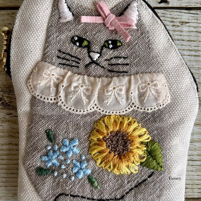 大人かわいい手刺繍猫ちゃんと向日葵×ブルースターの小さめポーチ
