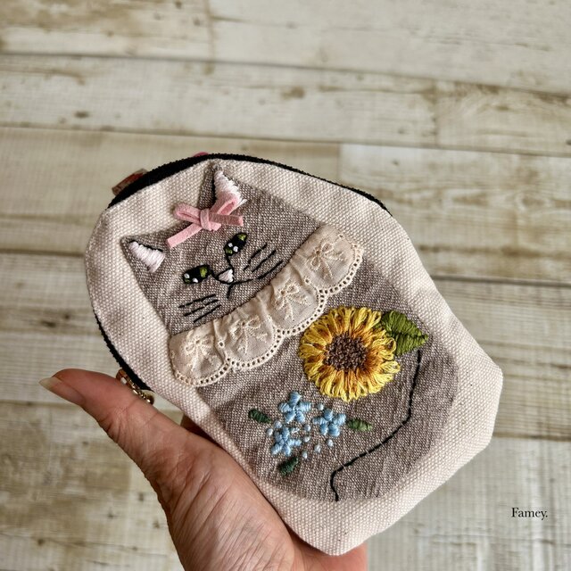ハンドメイド バッグ &ポーチ　猫　インド刺繍　フリル　アイボリー　大人可愛い 手刺繍】大人かわいい手刺繍猫ちゃんと向日葵×ブルースターの小さめ