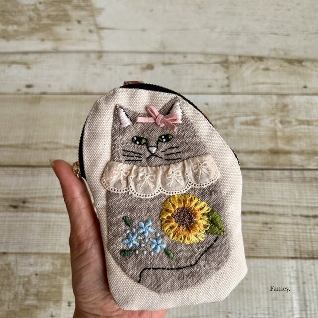 大人かわいい手刺繍猫ちゃんと向日葵×ブルースターの小さめポーチ