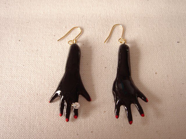 Kさまお取置き Hand ピアス 黒(nail red)の画像1枚目