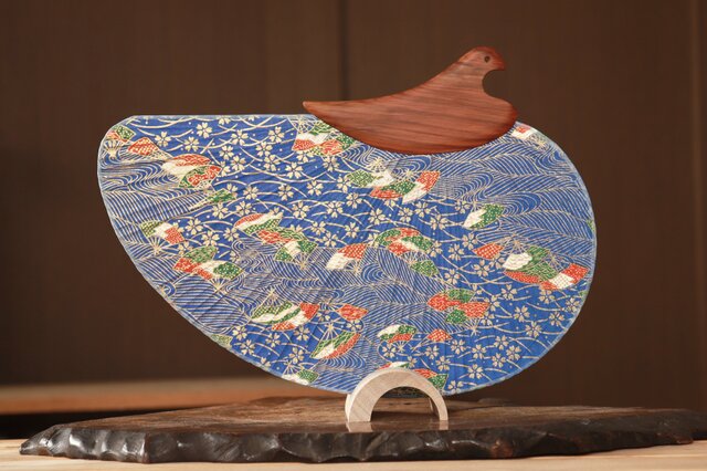★超貴重！縁起物★本物 孔雀の羽うちわ 特大52cm×40cm 2枚 友禅和紙】江戸仕立て都うちわ千鳥型(千鳥うちわ) | iichi 日々の