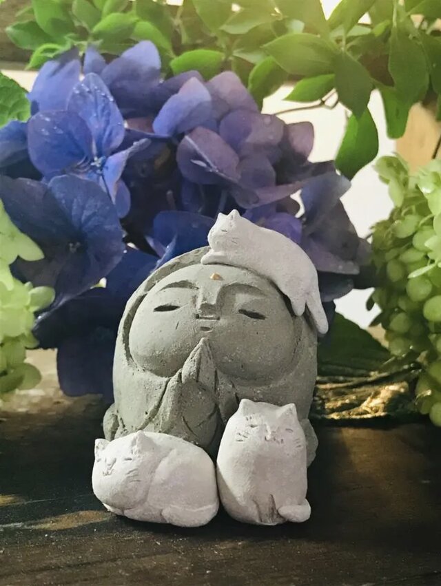 三匹のねこがいるお地蔵さま | iichi 日々の暮らしを心地よくする