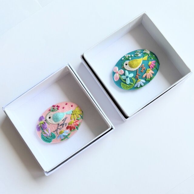 ことりと草花の刺繍ブローチ(botanical）#488 | iichi 日々の暮らしを
