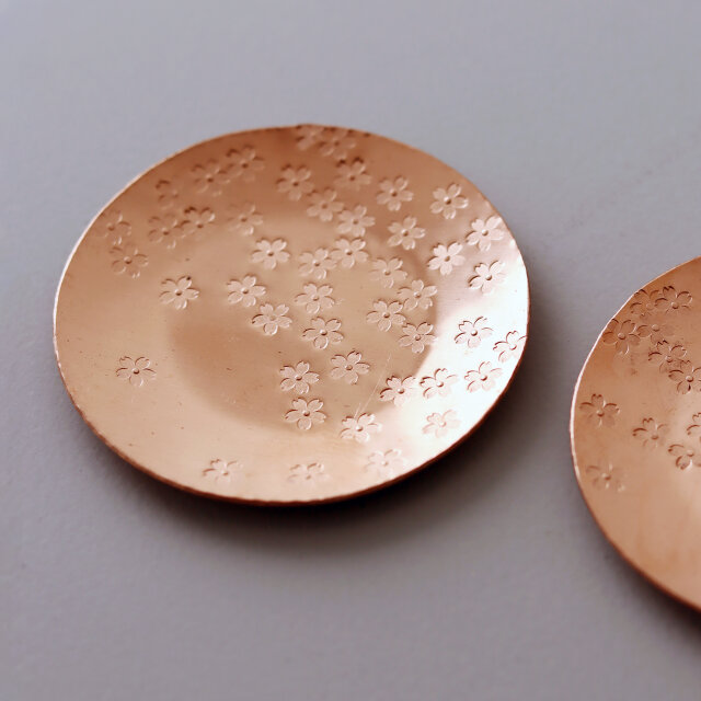 純銅の桜豆皿 | iichi 日々の暮らしを心地よくするハンドメイドや