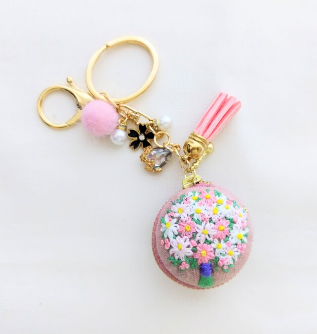 ピンクの小花刺繍マカロンポーチキーホルダー | iichi 日々の暮らしを