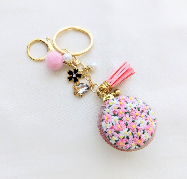 ピンクの小花刺繍マカロンポーチキーホルダー | iichi 日々の暮らしを