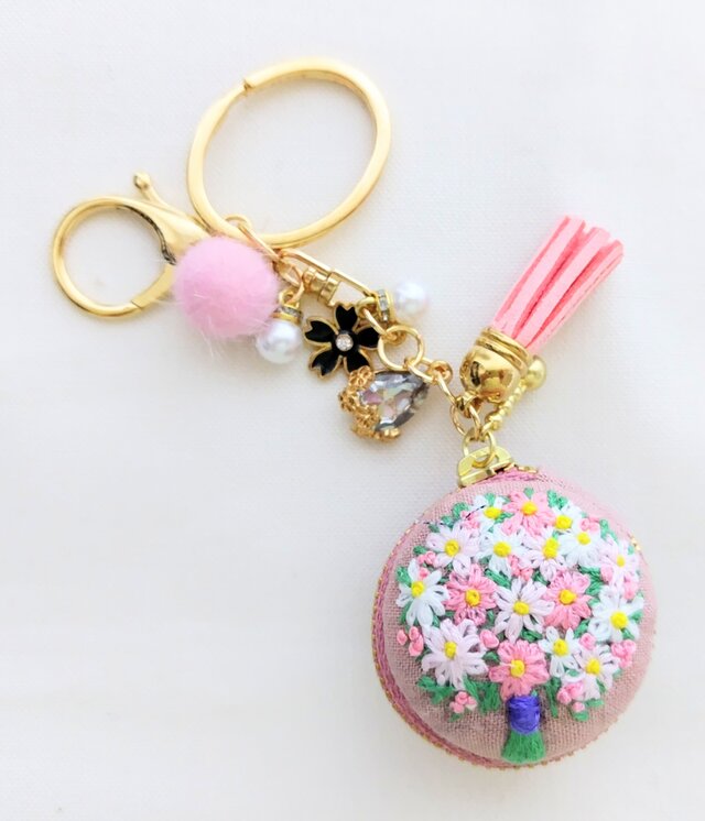 ピンクの小花刺繍マカロンポーチキーホルダー | iichi 日々の暮らしを