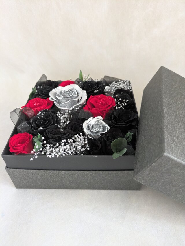 ✨黒ケースBOX✨バラプリザアレンジメント✨ プレゼントにおすすめです✨ プリザーブドフラワー黒ギフトボックス／黒、赤、シルバーローズの