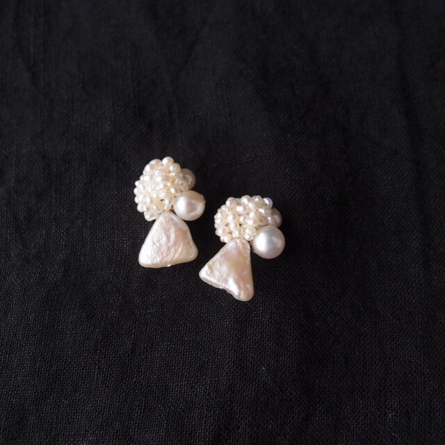 真珠刺繍／ピアス】Triangle × Seed Pearl Earrings／トライアングル