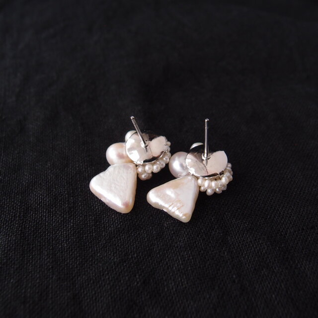 真珠刺繍／ピアス】Triangle × Seed Pearl Earrings／トライアングル