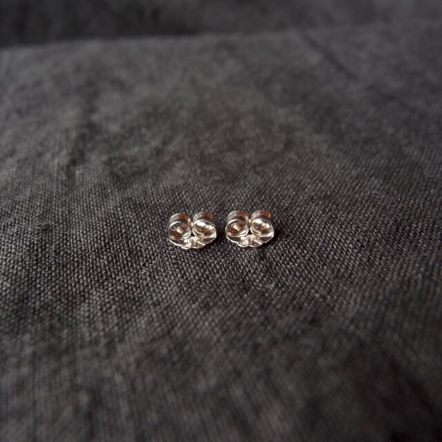 真珠刺繍／ピアス】Triangle × Seed Pearl Earrings／トライアングル