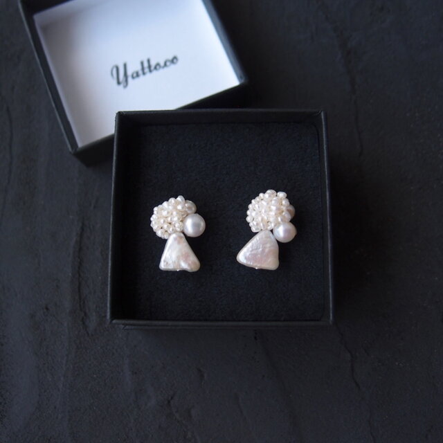 真珠刺繍／ピアス】Triangle × Seed Pearl Earrings／トライアングル