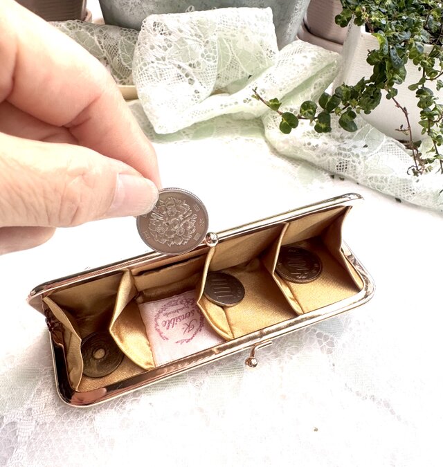 ゴールドの輝きが導く、実りと豊かさ。仕分けの出来るコインケース No
