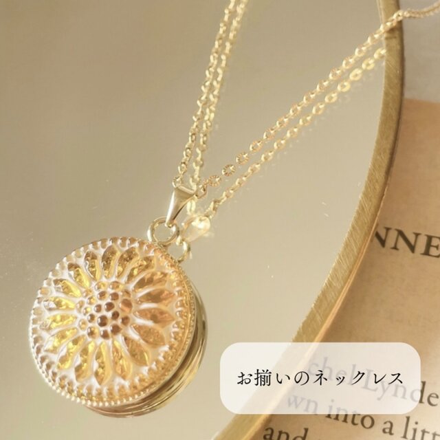 耳元に咲くひまわり｜チェコガラスボタンのピアス／イヤリング｜夏