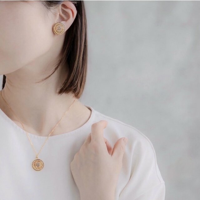 耳元に咲くひまわり｜チェコガラスボタンのピアス／イヤリング｜夏