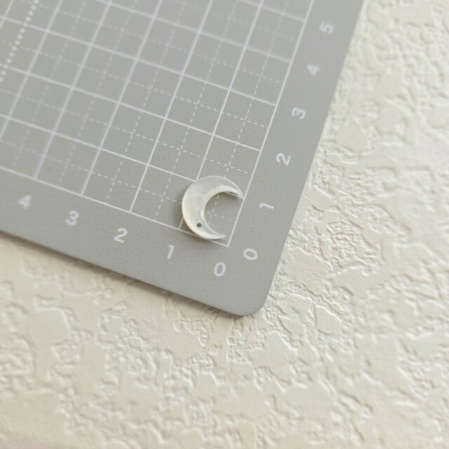 PD1マザーオブパール月モチーフ 白蝶貝パーツ2個セット 天然石約12mm