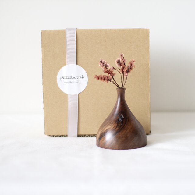 茶色の存在感ある壺(一輪挿し) 木の一輪挿し&フラワー Walnut C | iichi 日々の暮らしを心地よくする