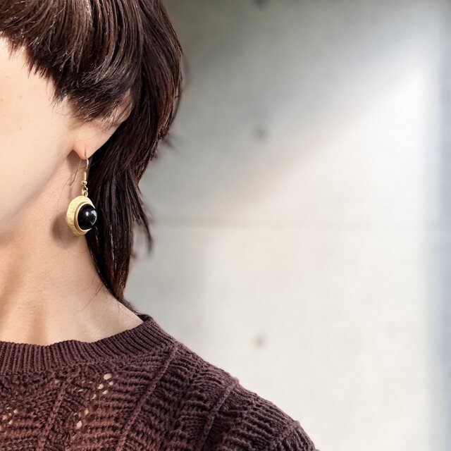 P796-ヴィンテージピアス U.S.A. 1970-80's Black Cabochon Gold Tone