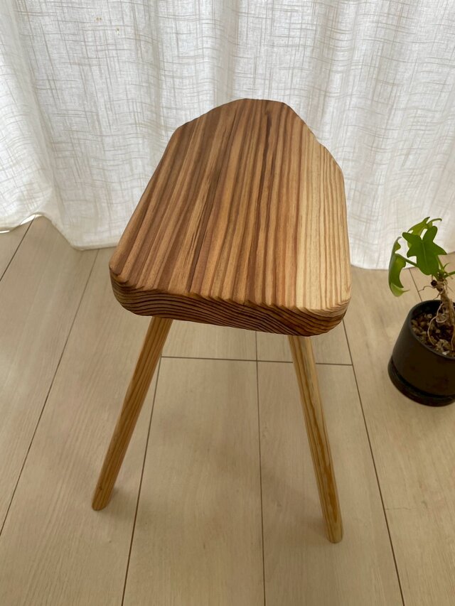 ◆木製スツール 花台 天然木 ハンドメイド ◆ 流木と国産杉の木製スツール｜花台・サイドテーブルにも | iichi 日々