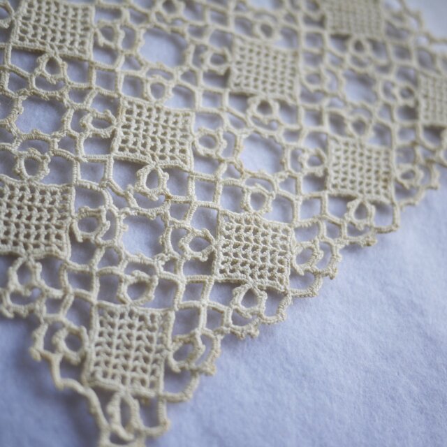 イギリスヴィンテージ　色糸手刺繍　編みレース繋ぎ　円形クロス 手編みレースモチーフ イギリス ヴィンテージ | iichi 日々の暮らしを