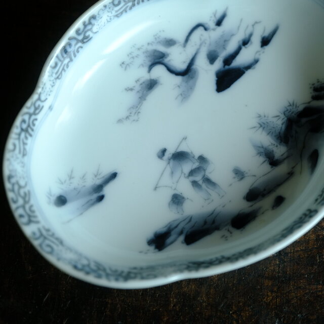 黒染付で素敵◇縁に花唐草。黒染付変形皿 深皿 風景と人 骨董