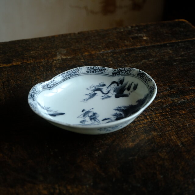 黒染付で素敵◇縁に花唐草。黒染付変形皿 深皿 風景と人 骨董