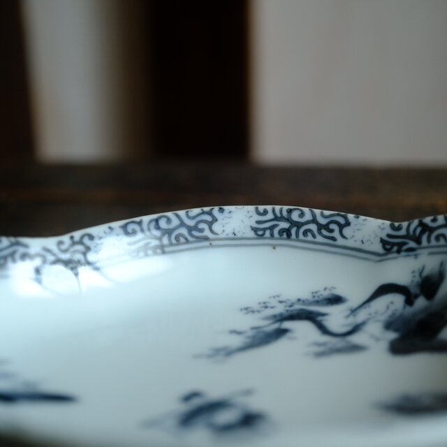 黒染付で素敵◇縁に花唐草。黒染付変形皿 深皿 風景と人 骨董