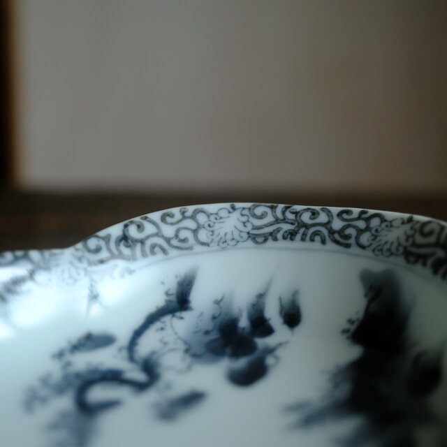 黒染付で素敵◇縁に花唐草。黒染付変形皿 深皿 風景と人 骨董