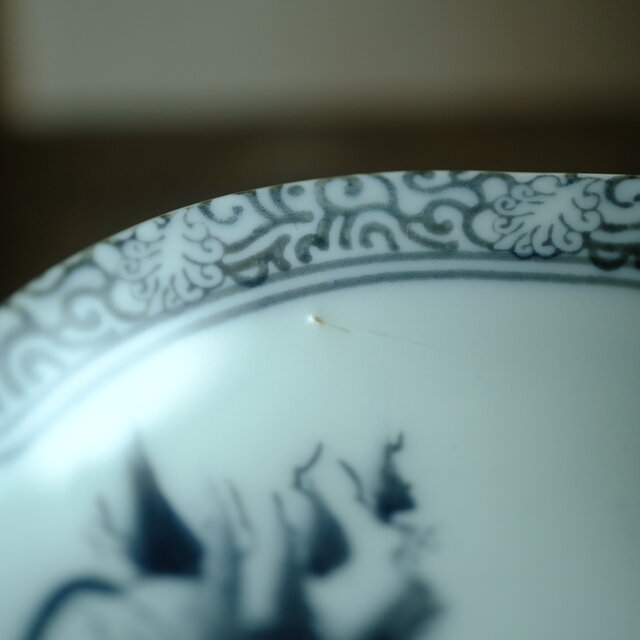黒染付で素敵◇縁に花唐草。黒染付変形皿 深皿 風景と人 骨董