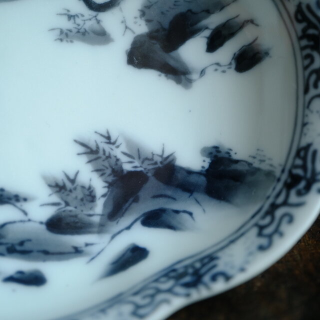 黒染付で素敵◇縁に花唐草。黒染付変形皿 深皿 風景と人 骨董