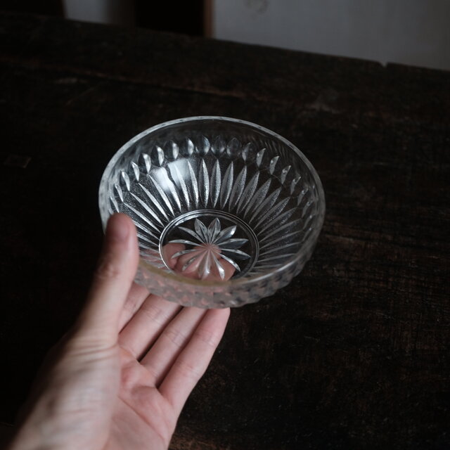 見込みに花文様◇ギザギザで素敵。クリスタルガラス小鉢 曇りガラス 古