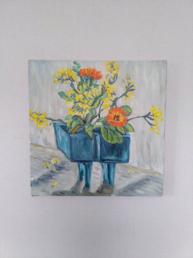 青い花瓶に生けられたスターチスの花を描いた、精緻な油絵。 | iichi
